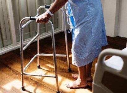 Министр: В Ереване 12 пожилых людей из дома престарелых из-за COVID-19 находятся в больницах