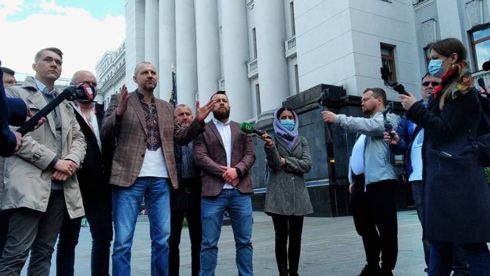 Киевские радикалы выведут бойцов на улицы, чтобы показать Зеленскому силу