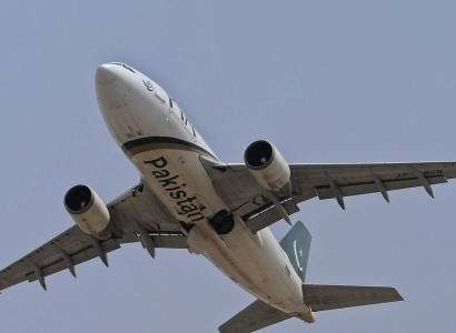 СМИ: пассажирский самолет разбился у Карачи. На его борту могло быть около 100 человек