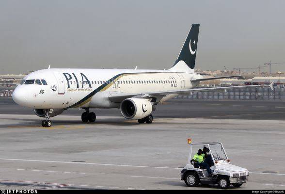 В Пакистане разбился пассажирский самолёт — видео
