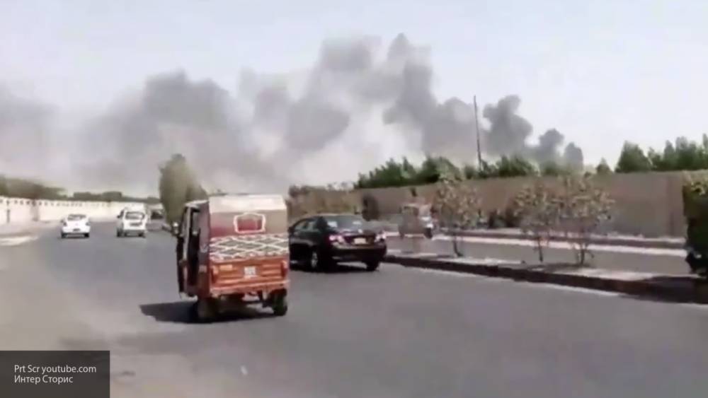 Очевидцы публикуют кадры из жилого района, куда рухнул пакистанский самолет