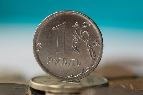 Рубль начал укрепляться к доллару после заявления Набиуллиной