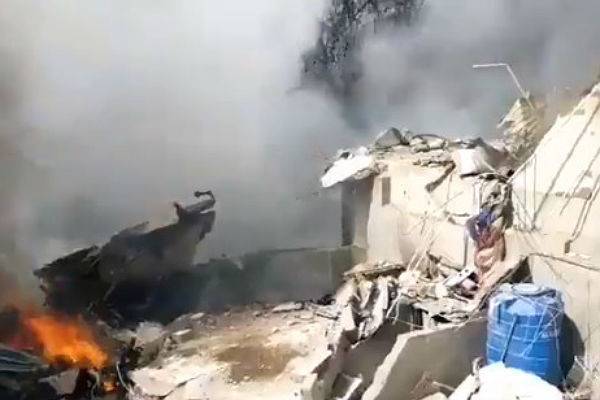 В Пакистане пассажирский самолет рухнул на жилые дома