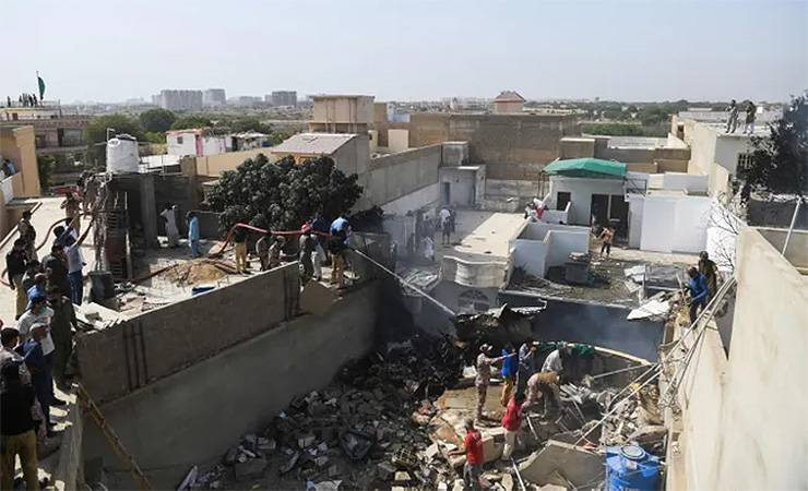 В Пакистане пассажирский самолет упал на жилые дома. На борту находилось около ста человек