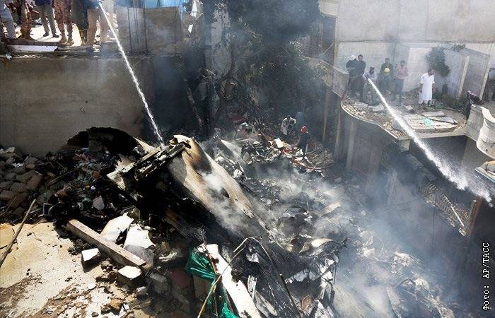 На борту разбившегося в Пакистане самолета было 99 пассажиров