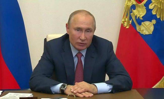 Путин призвал не допустить отката назад при выходе из режимов ограничений