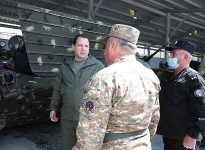 Министр обороны Армении посетил с необъявленным визитом одну из воинских частей Вооруженных сил