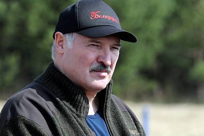 Лукашенко призвал не становиться перед Россией на колени