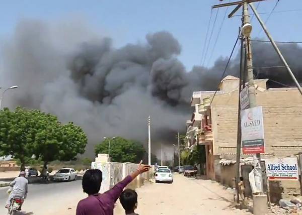 СМИ: При крушении самолета в Карачи никто не выжил