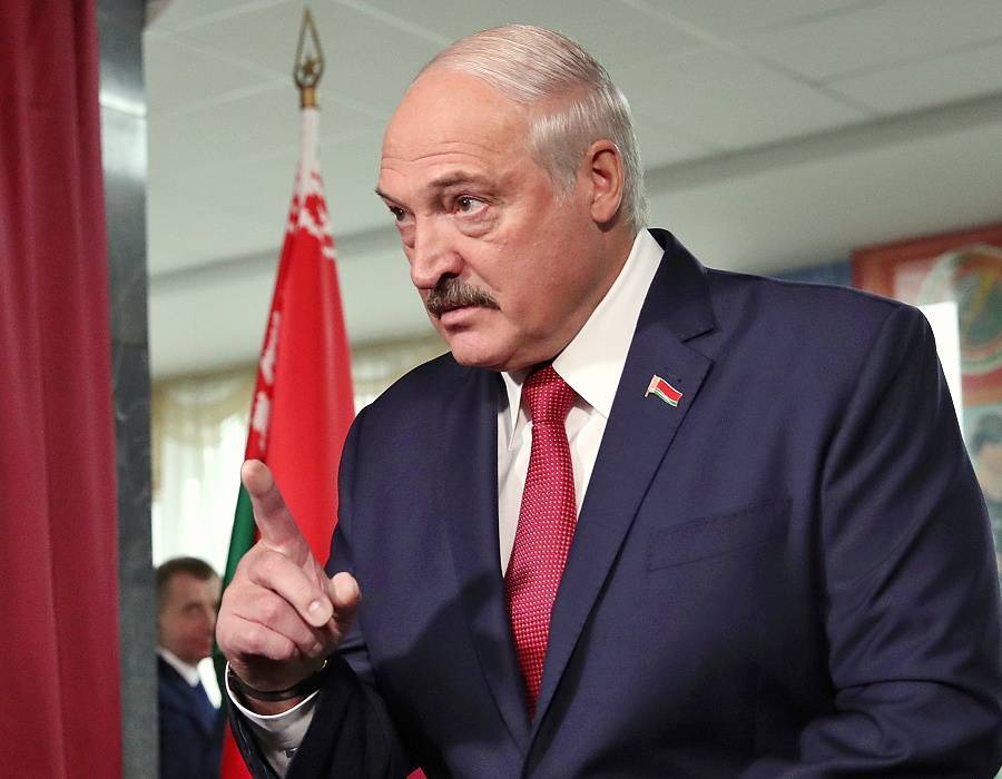 Лукашенко призвал не становиться перед Россией на колени