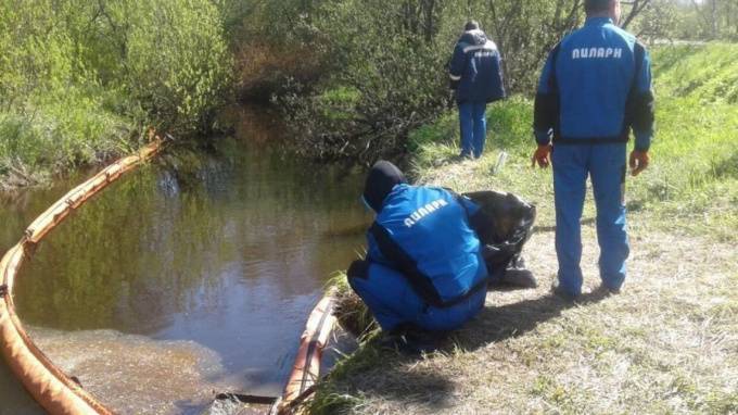 Власти Петербурга проверили работу аварийной бригады после разлива нефти в реке Черной