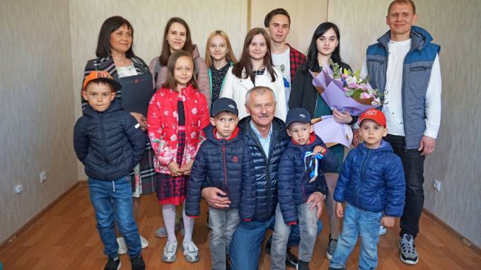 Семья с 10 детьми получила две квартиры в Петербурге