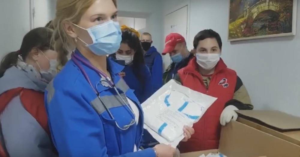 #МыВместе: волонтеры передали медикам защитные костюмы