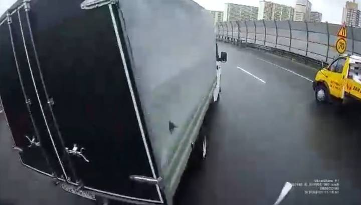 В Петербурге водитель протаранил две машины, "отбойник" и скрылся с места ДТП. Видео