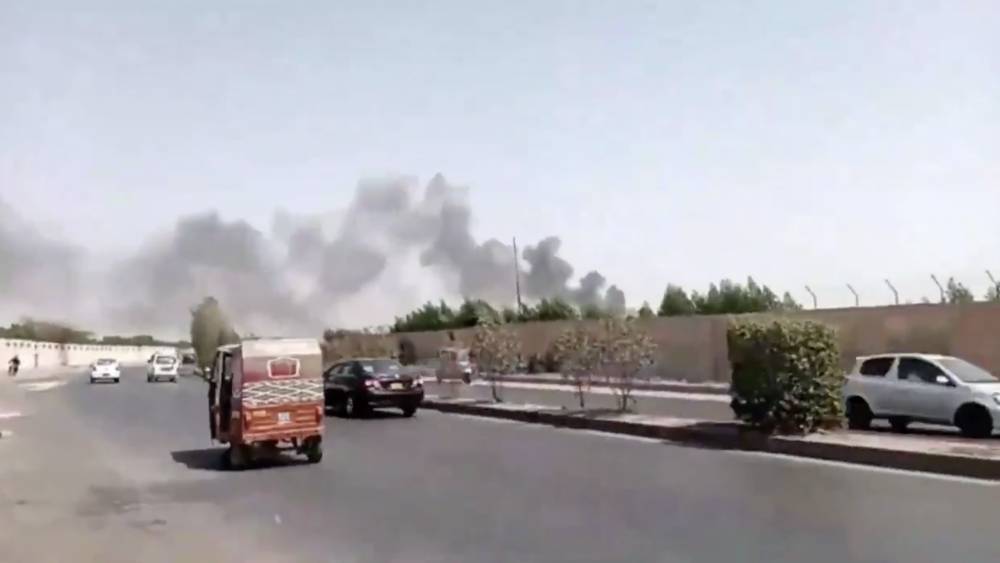 В Сети появились видео с места крушения самолета возле Карачи