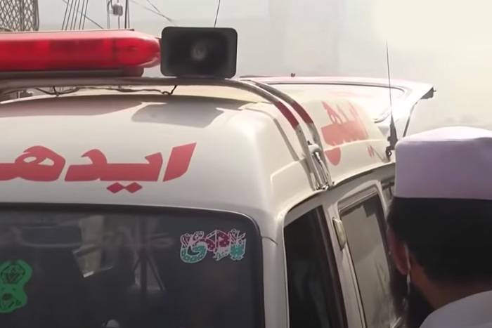 Спасение одного из пассажиров разбившегося самолета в Пакистане попало на видео