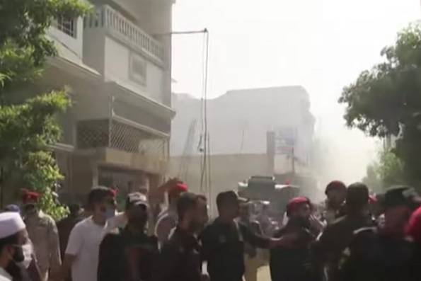 Видео последних секунд разбившегося в Пакистане самолета появилось в Сети
