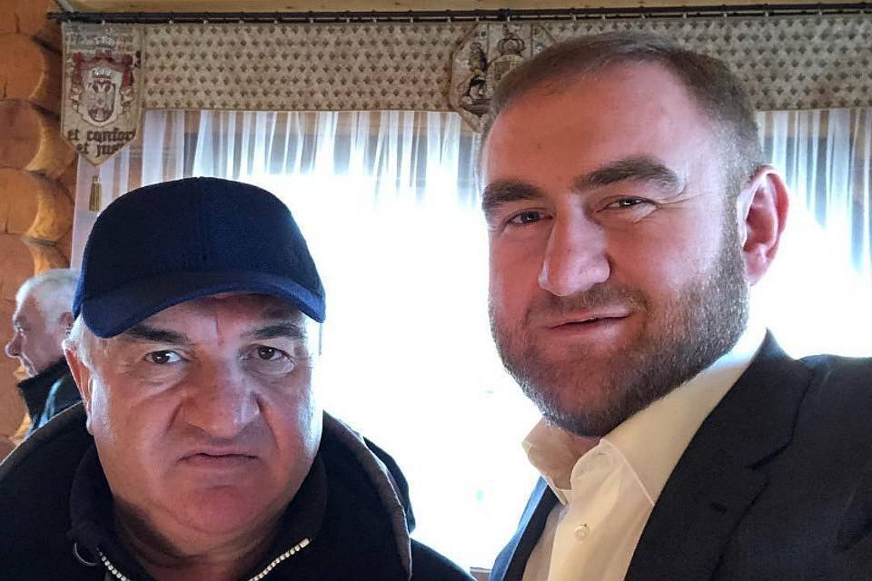 Суд отменил продление ареста экс-сенатора Арашукова и его отца, обвиняемых в убийствах и создании ОПГ