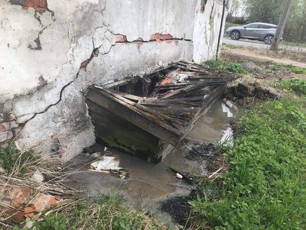 Сыктывкарский дом затопило нечистотами из-за неисправной выгребной ямы