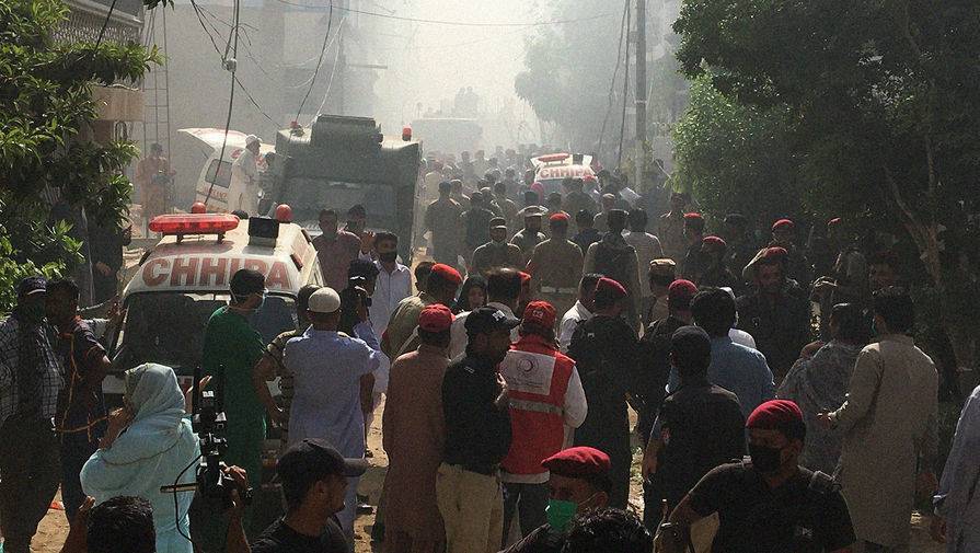Власти Пакистана подтвердили гибель 90 человек при падении самолета