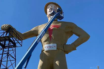 В США решили развивать экономику с помощью гигантской статуи Илона Маска