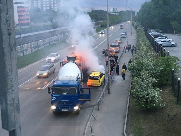 В Екатеринбурге на перекрестке улиц загорелась машина