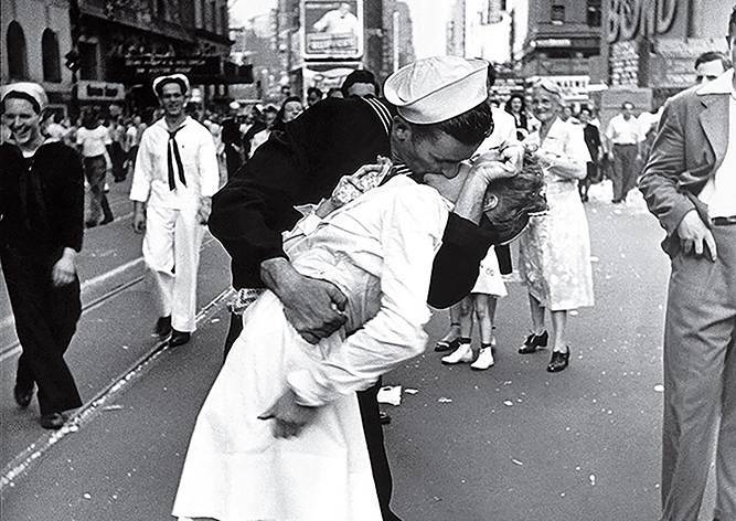 Умер моряк с легендарного фото «Поцелуй на Тайм-сквер»
