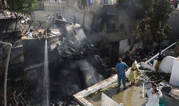 СМИ: В авиакатастрофе под пакистанским Карачи есть выжившие