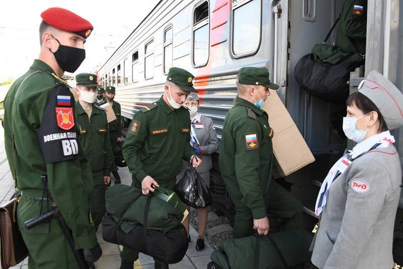 Первая группа московских призывников отправилась к месту службы