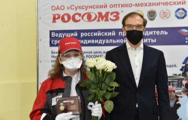 Денис Мантуров в Прикамье оценил вклад "Суксунского оптико-механического завода" в борьбу с COVID-19