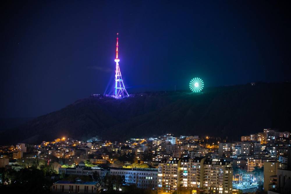 Жители Тбилиси отметили отмену режима ЧП запуском фейерверков. ВИДЕО.