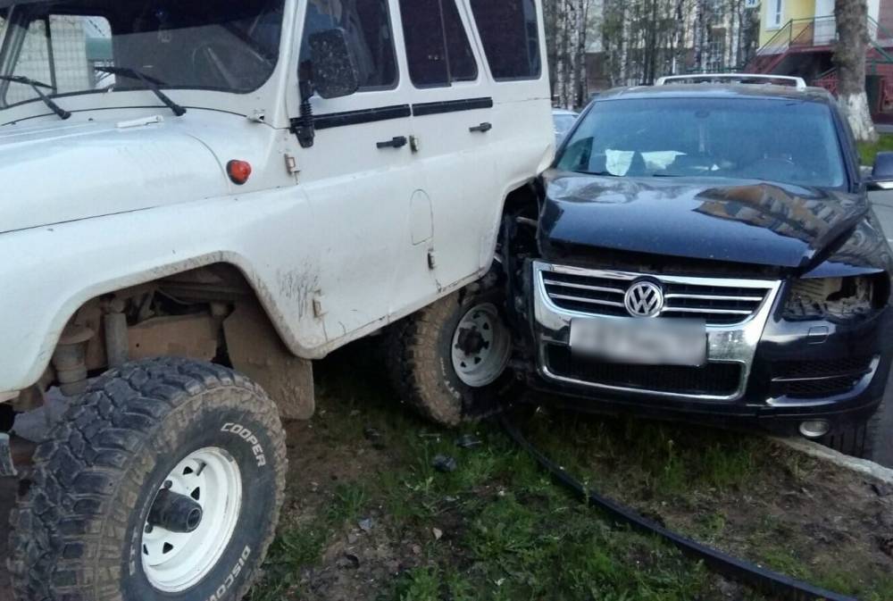 Появилось видео, как полицейские Сыктывкара сопровождают в машину ГИБДД «гонщика в погонах»