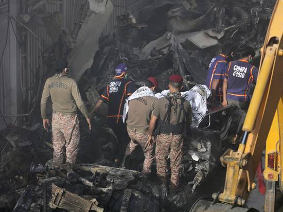 В пакистанской авиакастрофе выжил младенец,которого сравнили с магнитогорским малышом