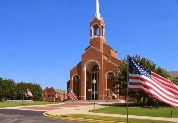Америке «нужно больше молитв» — Трамп призвал срочно открыть все церкви