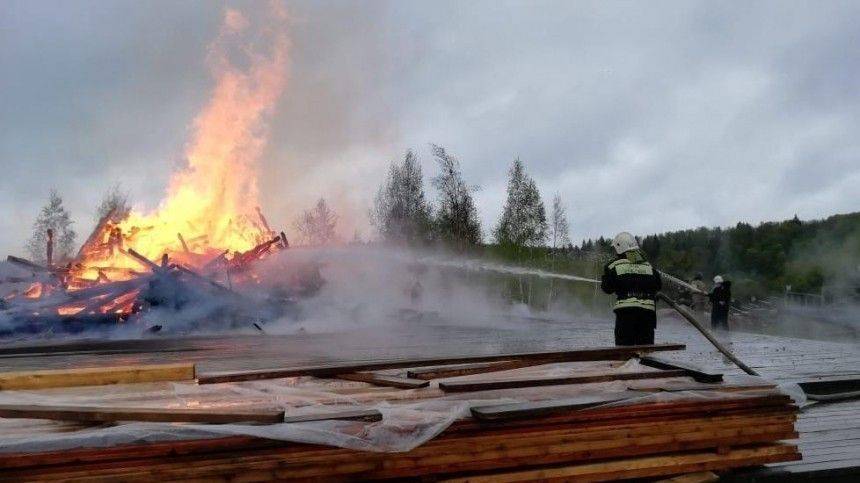 Видео: Деревянная церковь сгорела дотла в Подмосковье