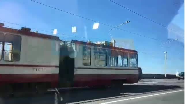 На мосту Александра Невского произошел обрыв трамвайной линии.