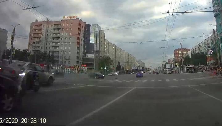 В Челябинске выезд на встречную полосу закончился ДТП с пострадавшими. Видео