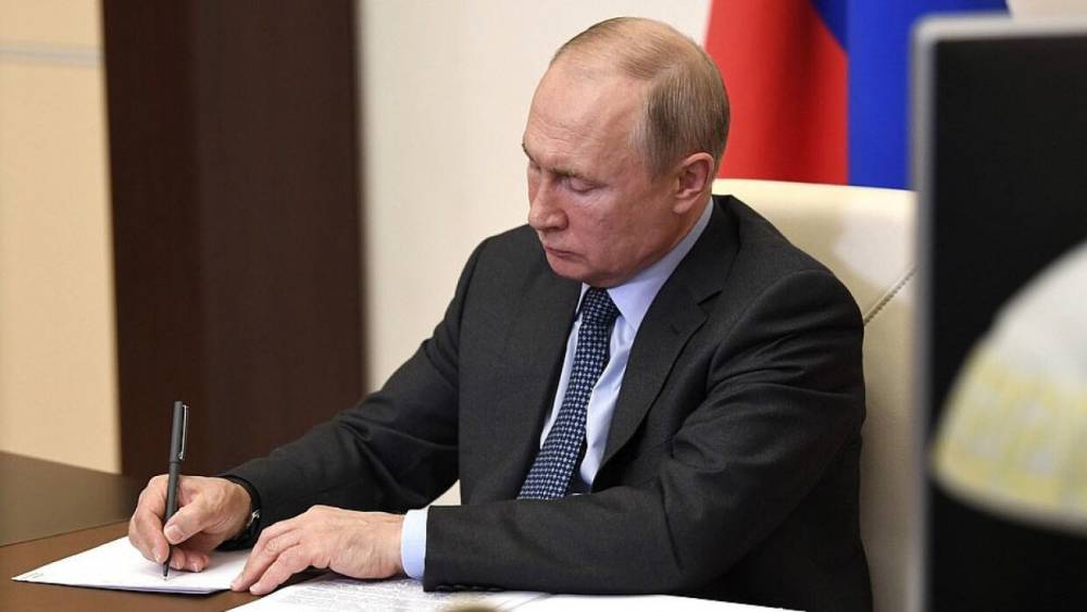 Путин поручил не штрафовать компании за отклонения от уровней добычи на фоне сделки ОПЕК+