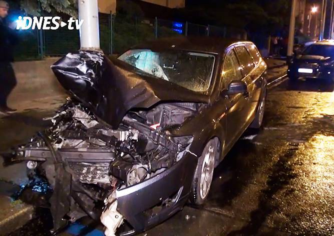 В Праге пьяный водитель протаранил три припаркованных автомобиля