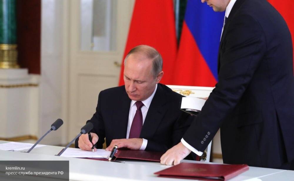 Путин подписал закон, запрещающий баллотироваться в депутаты бывшим осужденным