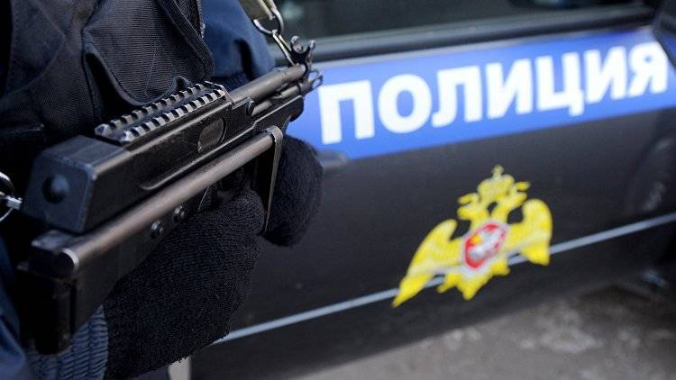 В центре Москвы неизвестный захватил заложников в банке