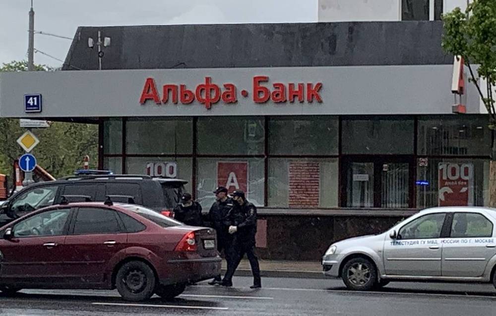 Мужчина взял в заложники несколько человек в здании Альфа-банка в центре Москвы