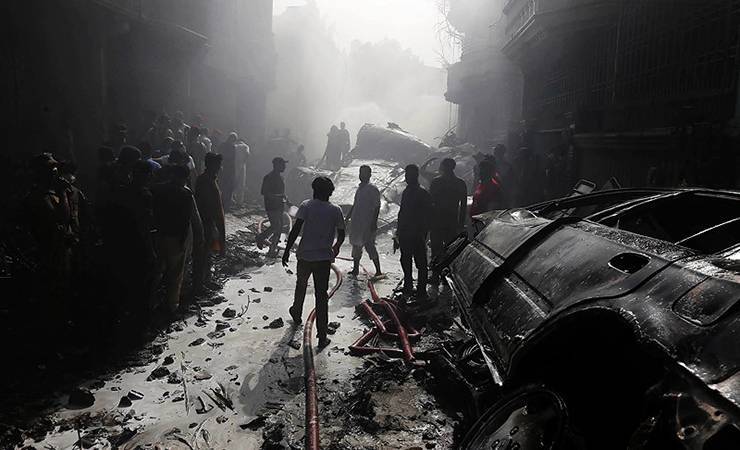 Власти Пакистана подтвердили гибель 97 человек в авиакатастрофе возле Карачи
