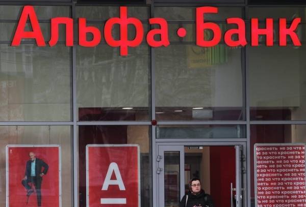 Неизвестный захватил в заложники шесть человек в банке в центре Москвы