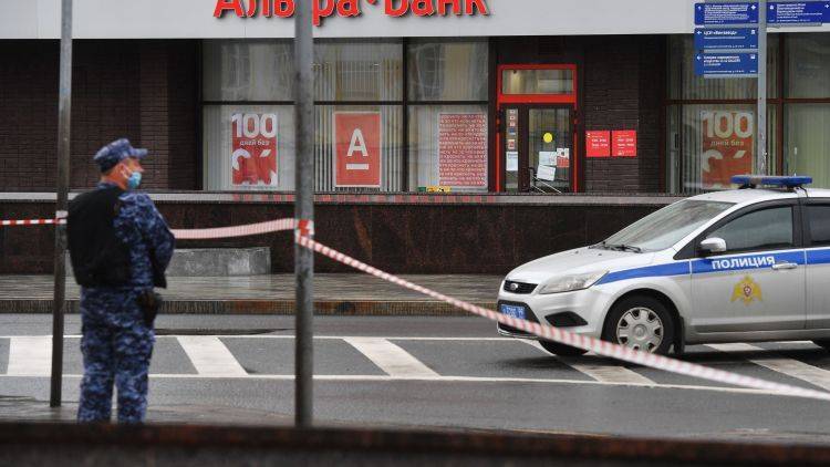 Вел прямой эфир и был неадекватен: в Москве задержали захватчика банка