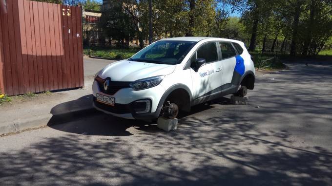 В Петербурге обнаружили каршеринги со скрученными колесами