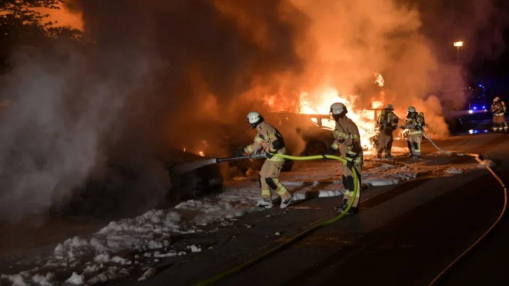 Безумие в столице: этой ночью неизвестные подожгли 11 автомобилей