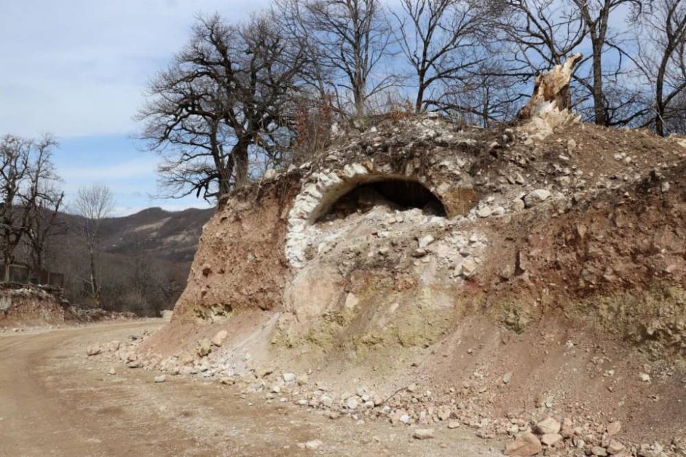 Древний известняковый саркофаг обнаружили во время строительства дороги в Раче