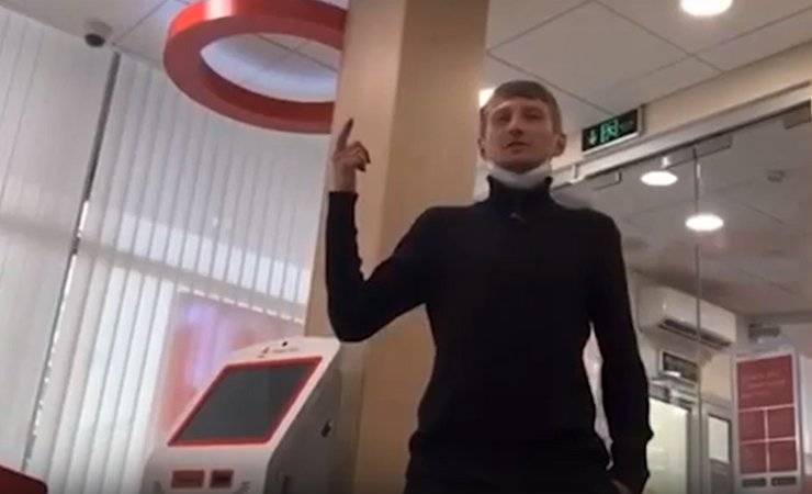 В Москве мужчина захватил банк с заложниками, угрожал его взорвать и звал Ольгу Бузову. Один из заложников смог снять происходящее на видео