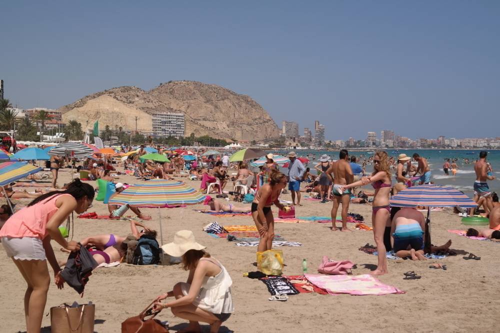 Стало известно, когда Испания начнет принимать иностранных туристов